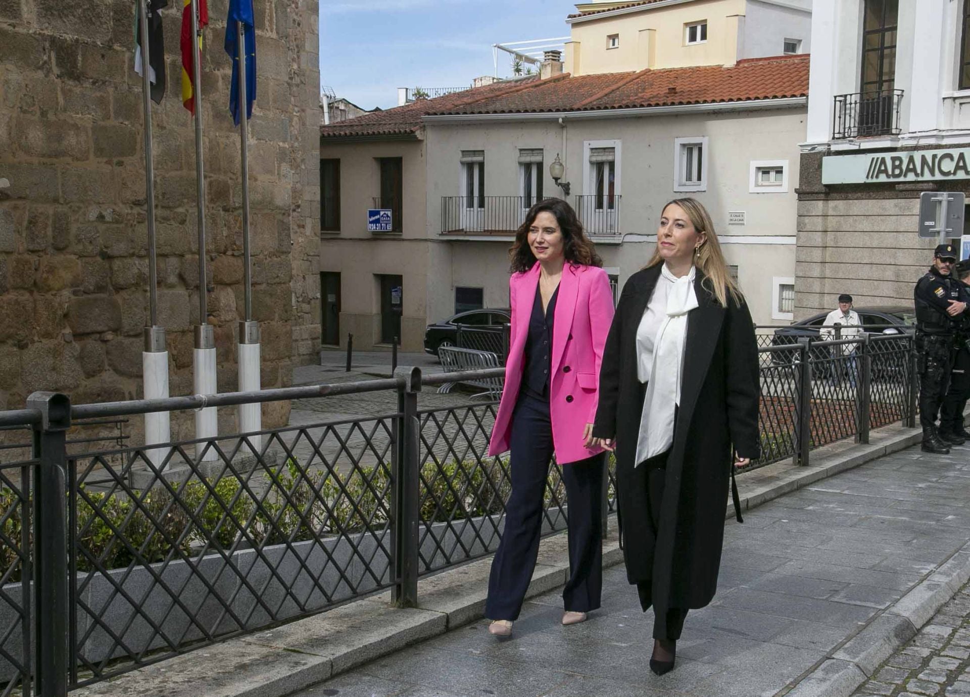 El encuentro de María Guardiola e Isabel Díaz Ayuso en Mérida, en imágenes