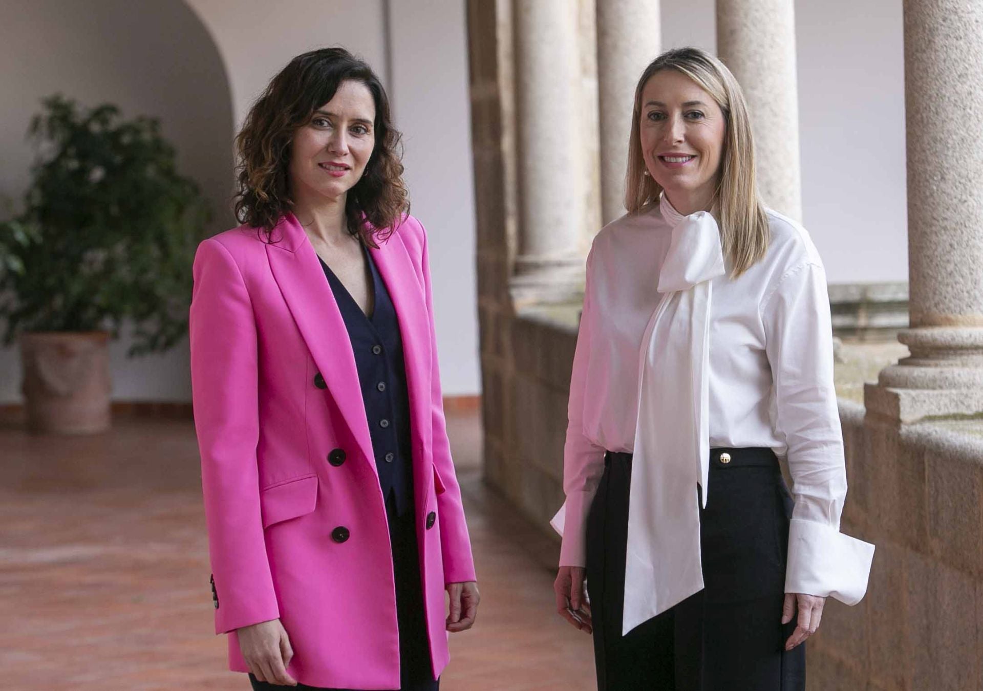 El encuentro de María Guardiola e Isabel Díaz Ayuso en Mérida, en imágenes