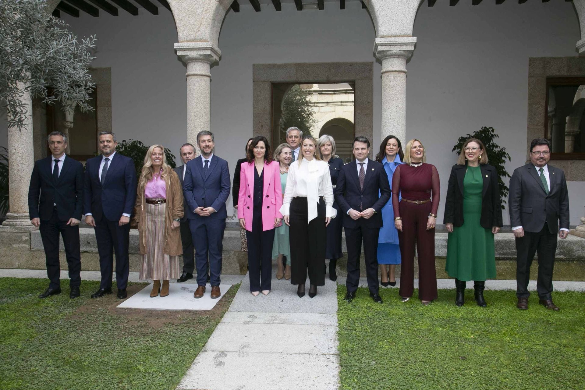 La presidenta madrileña está acompañada de los consejeros de Presidencia, Justicia y Administración Local, Miguel Ángel García Martín; Economía, Hacienda y Empleo, Rocío Albert; Vivienda, Transportes e Infraestructuras, Jorge Rodrigo; y Medio Ambiente, Agricultura e Interior, Carlos Novillo. Todos ellos mantendrán encuentros con sus homólogos del ejecutivo de Extremadura, y en otros casos las reuniones se realizarán de forma telemática.