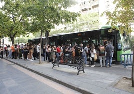 Numerosos jóvenes se preparan para montarse en el autobús urbano.