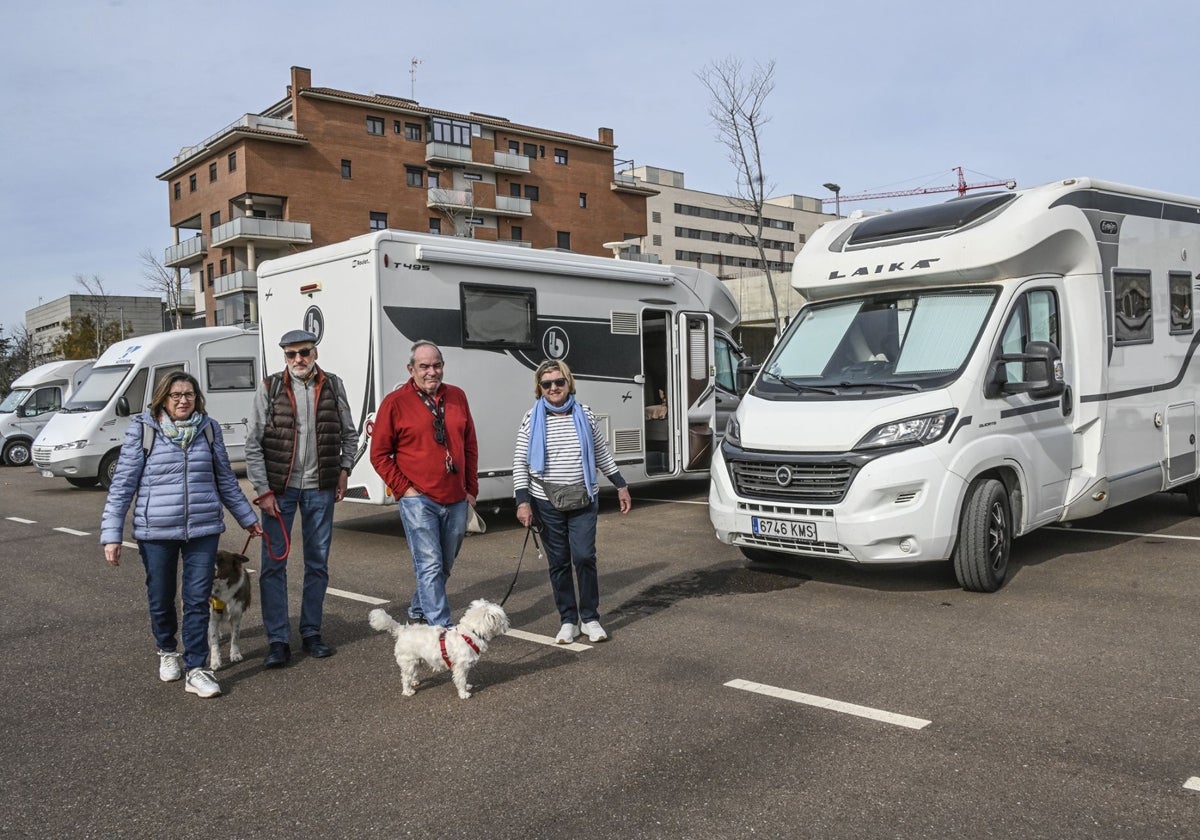 Concha, Carmen, Manuel y Antonio llegaron a Badajoz en dos autocaravanas y aparcaron junto a la piscina.