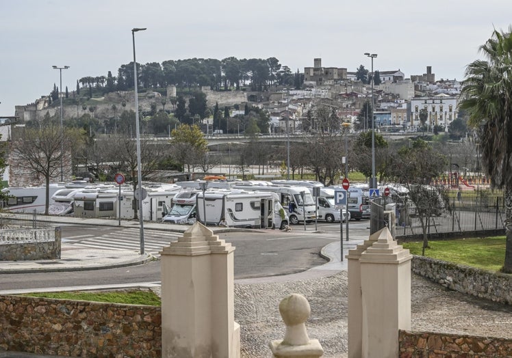 El aparcamiento oficial de caravanas junto al Puente de Palmas, este lunes, lleno.