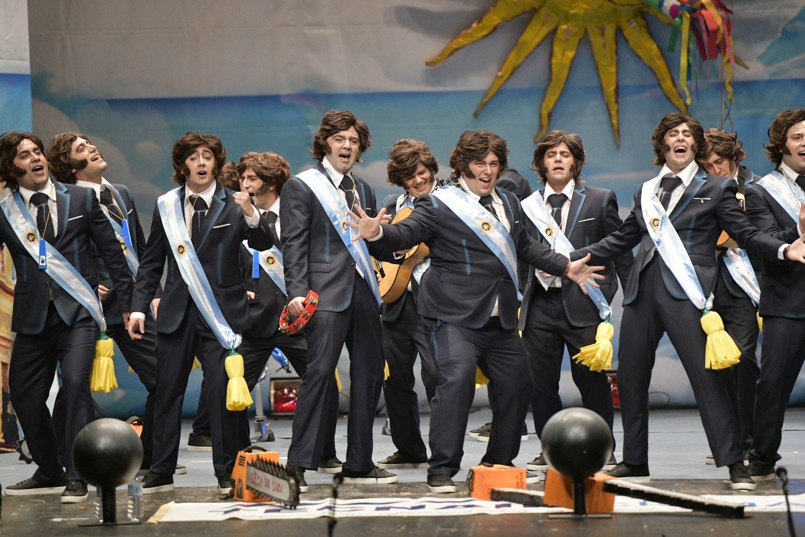 Actuación de De Tururta Madre en la primera semifinal del Concurso de Murgas del Carnaval de Badajoz 2025. 