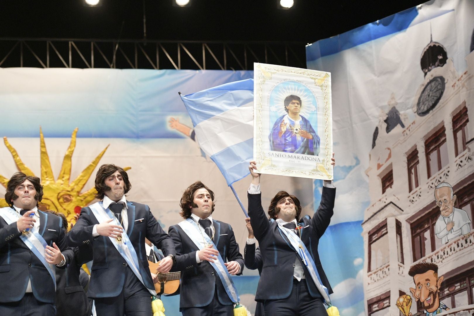 Actuación de De Tururta Madre en la primera semifinal del Concurso de Murgas del Carnaval de Badajoz 2025. 