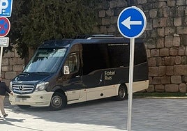El minibús que HA trasladado a Ayuso y sus consejeros desde Madrid hasta Mérida subido en la acera en la calle Graciano.
