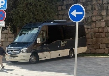 El Ayuntamiento de Mérida multa al minibús de Ayuso