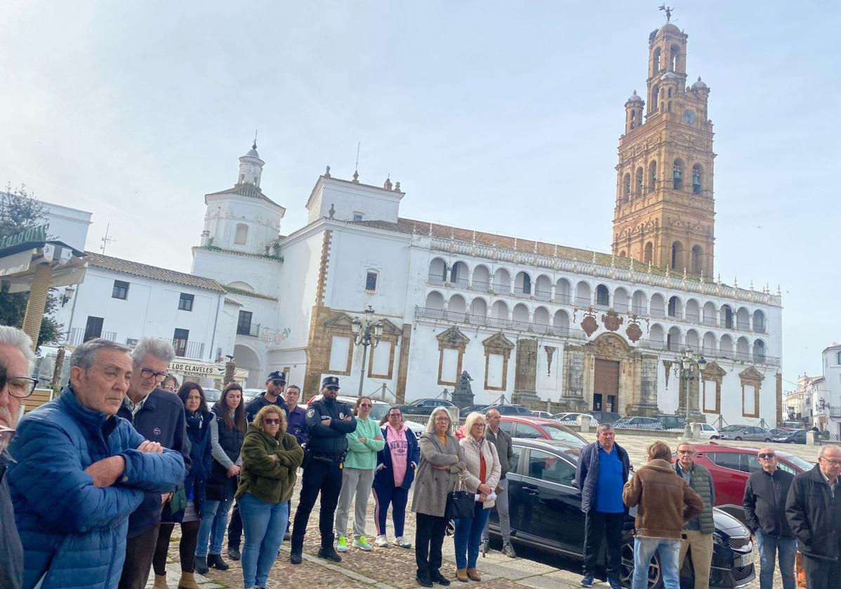 Minuto de silencio en Llerena por las víctimas de la colisión del viernes.