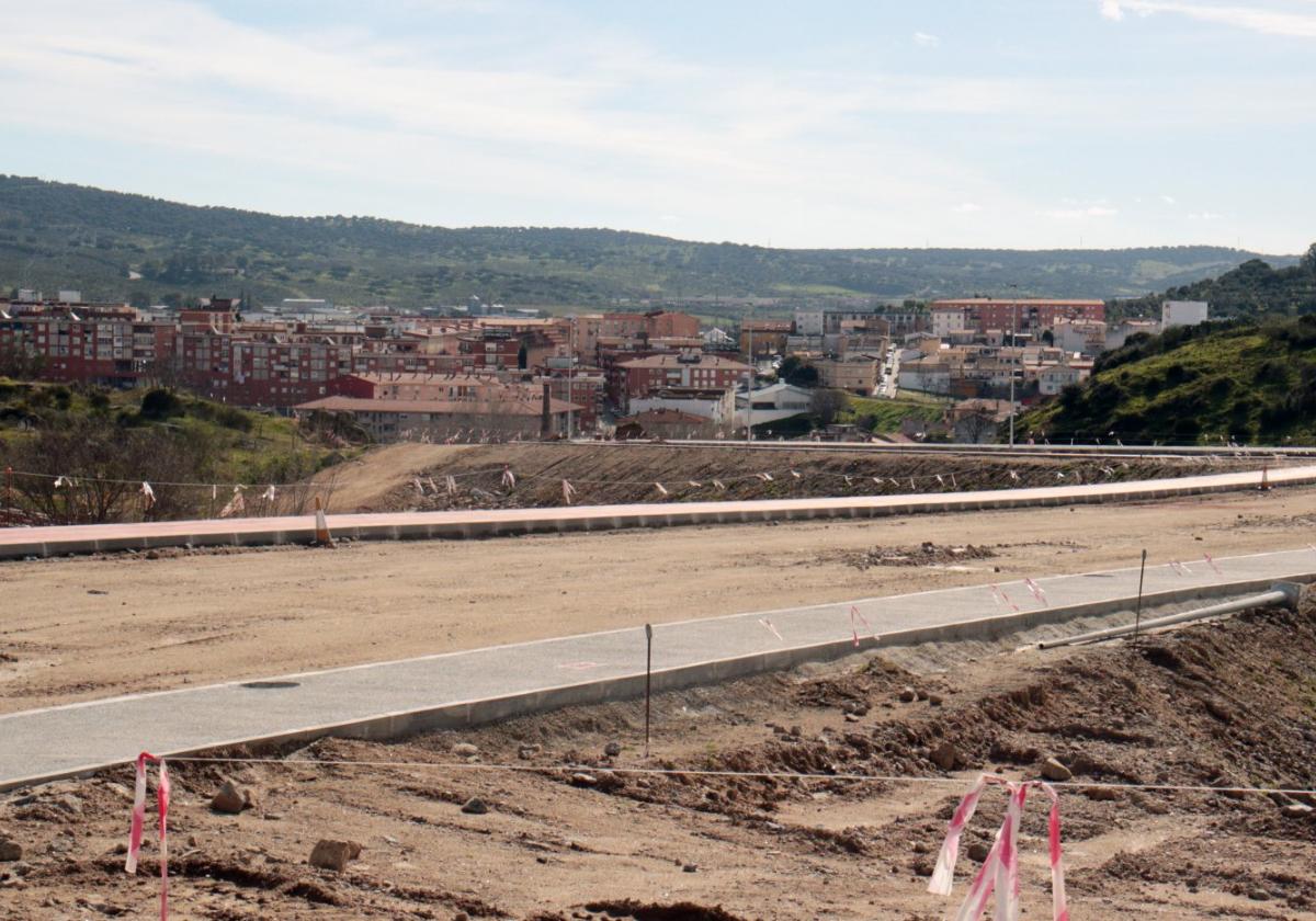 Aspecto actual del vial de conexión del cementerio judío con el Palacio de Congresos.