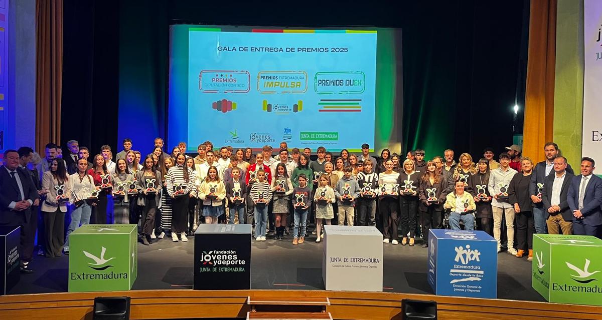 Foto de familia de premiados y autoridades.