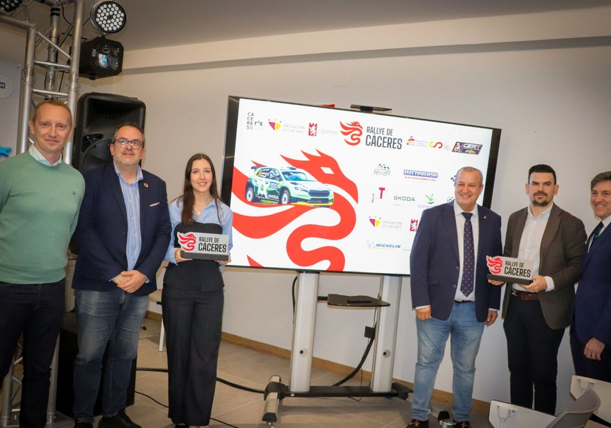 Las autoridades durante la presentación de la primera prueba del Campeonato de España de Rallyes de Tierra que se disputará en Cáceres.