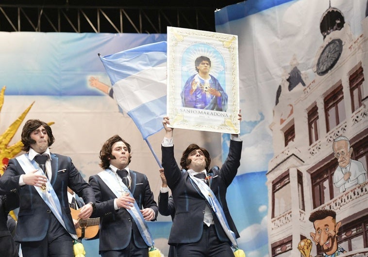 La murga de Badajoz mostrando distintos símbolos de Argentina.