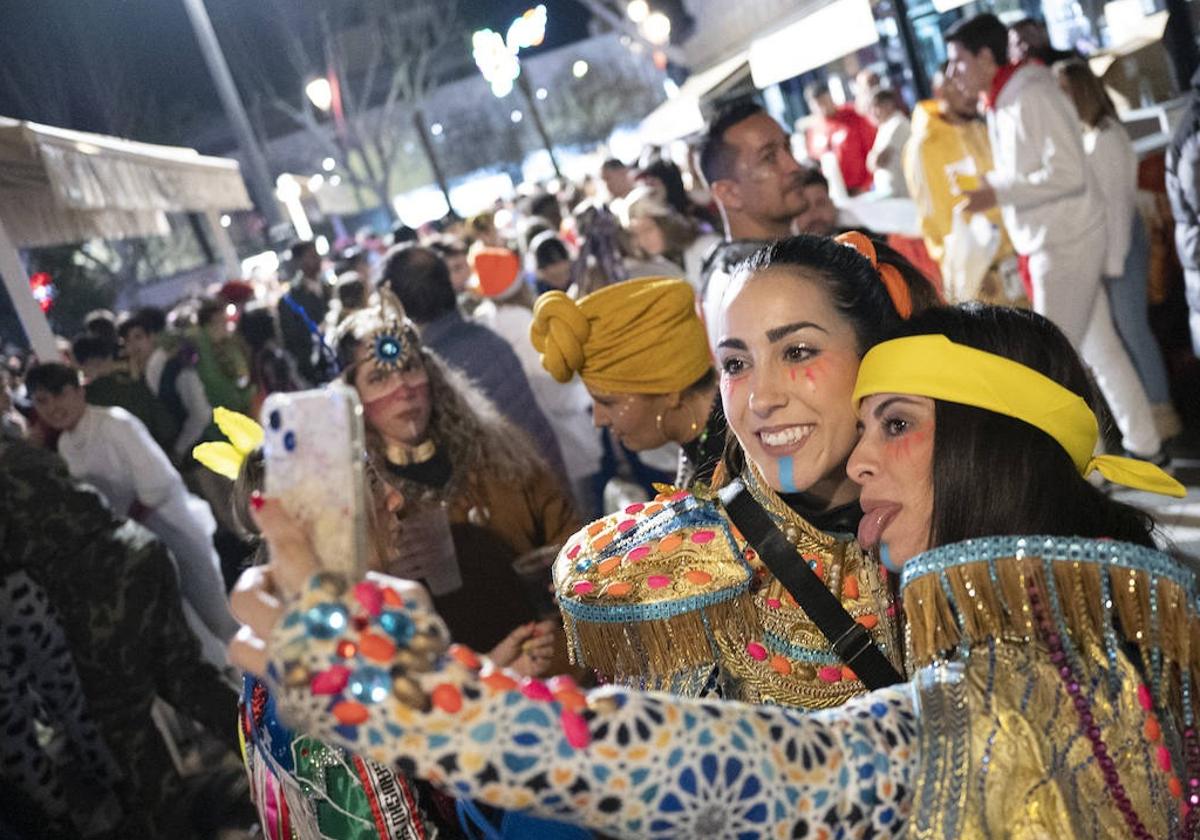 Ambiente en la calle durante el Carnaval de Badajoz durante 2024.