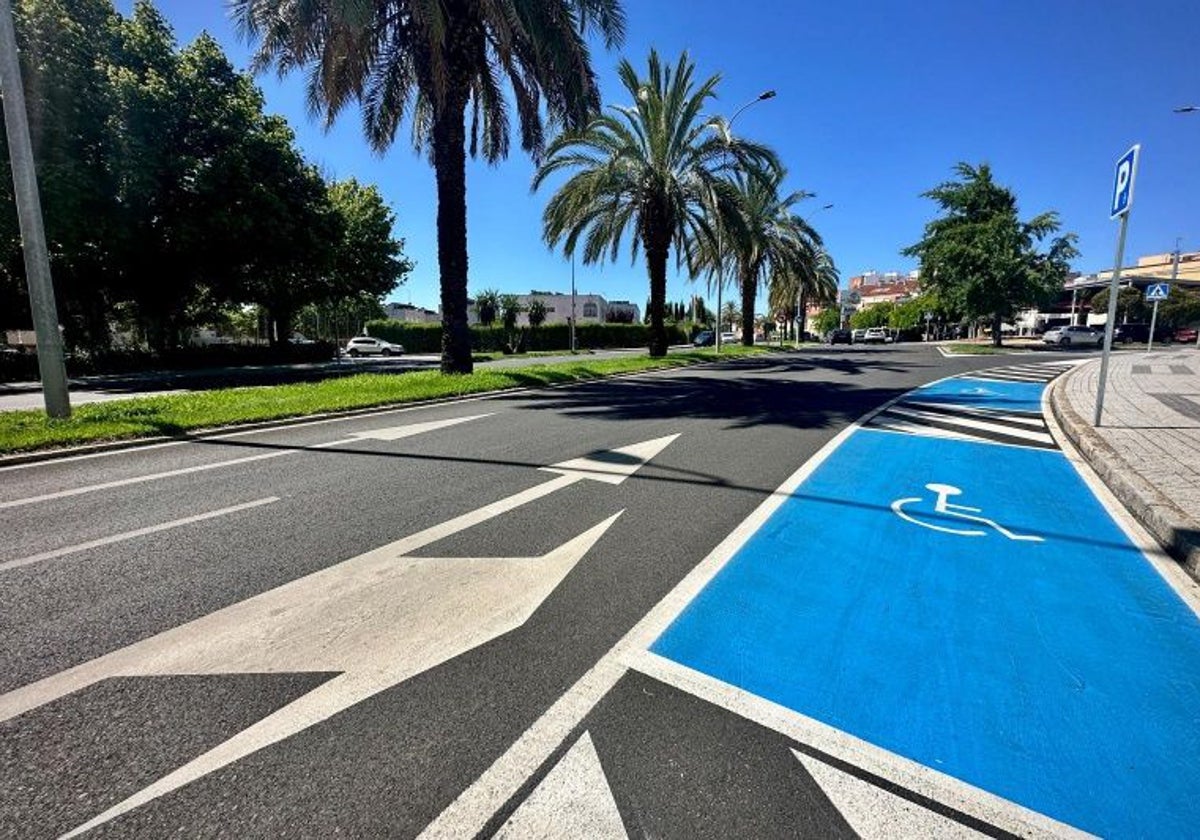 Una de las nuevas plazas de aparcamiento para personas con movilidad reducida en Badajoz.