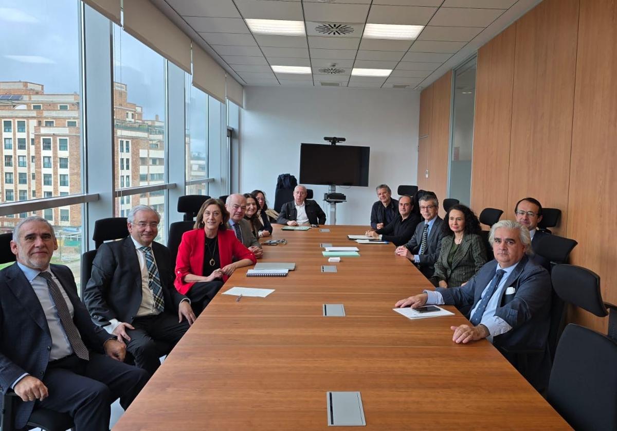 Reunión en Badajoz de la directora general de Seguridad Jurídica y Fe Pública, Ester Pérez, con representantes del sector jurídico de la región.