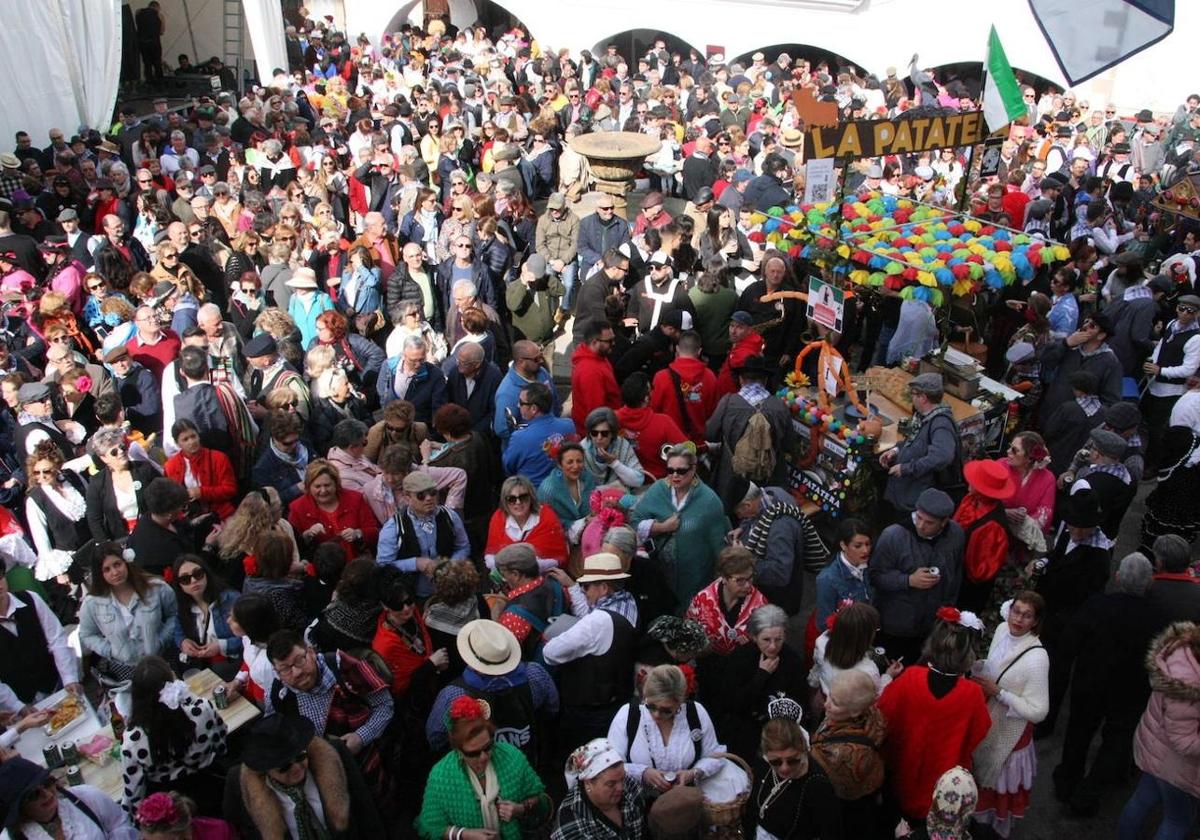 La plaza de Malpartida de Cáceres abarrotada durante la fiesta.