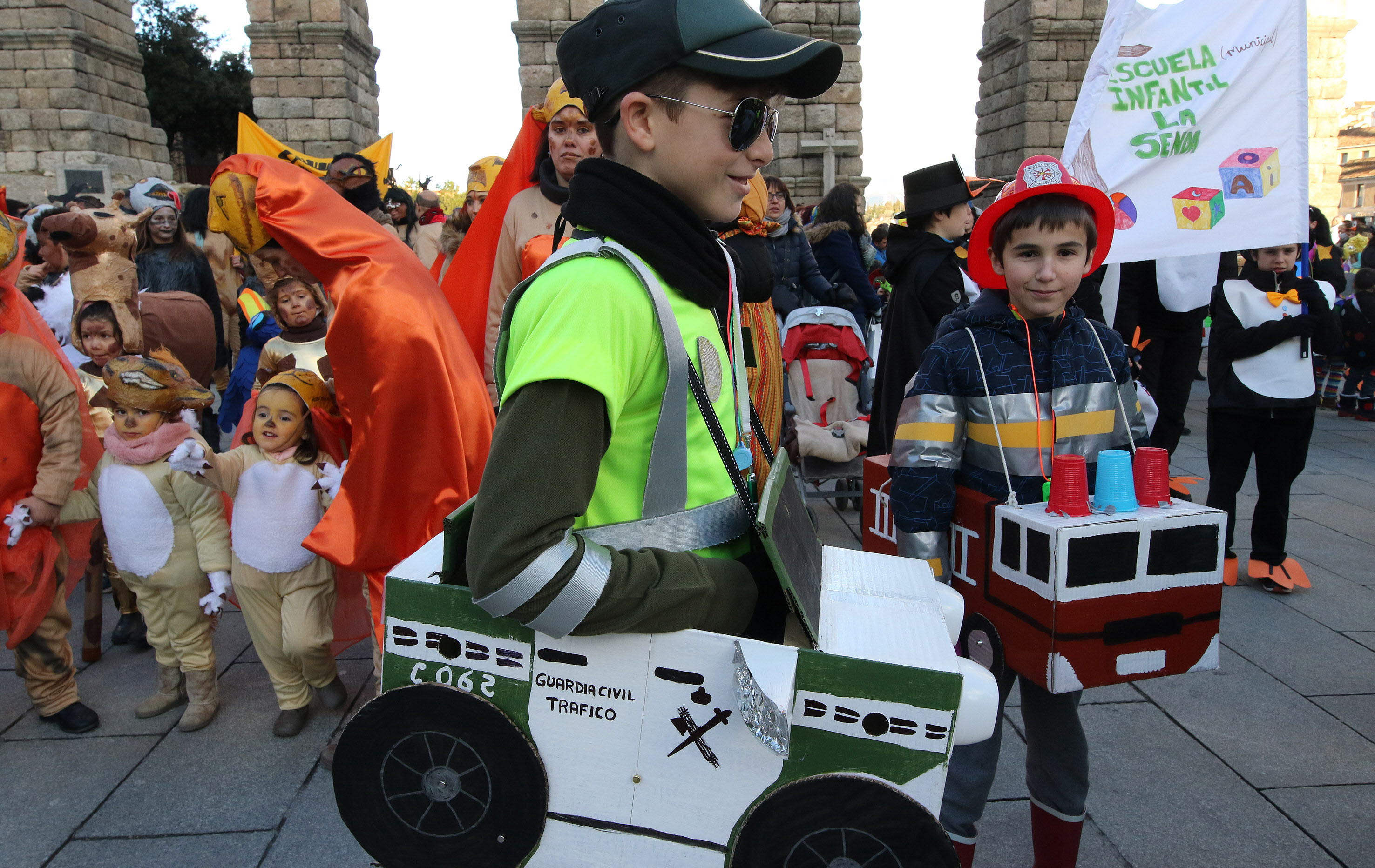 Chico disfrazado de Guarida Civil en el desfile infantil de los Carnavales de 2028 en Segovia