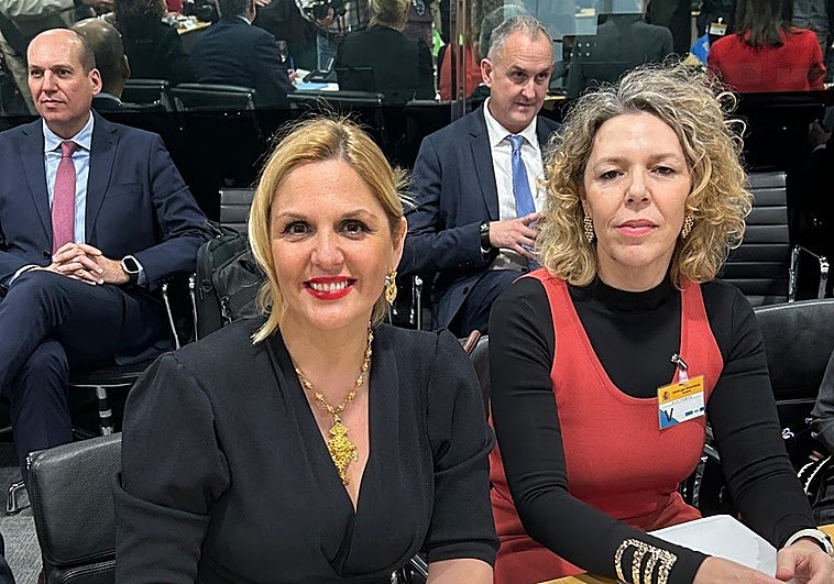 La consejera de Hacienda, Elena Manzano, y la directora general de Financiación Autonómica, Rosa Ramos, en la reunión del Consejo de Política Fiscal.