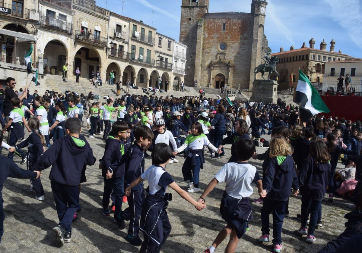 Participantes con el baile del Chíviri.