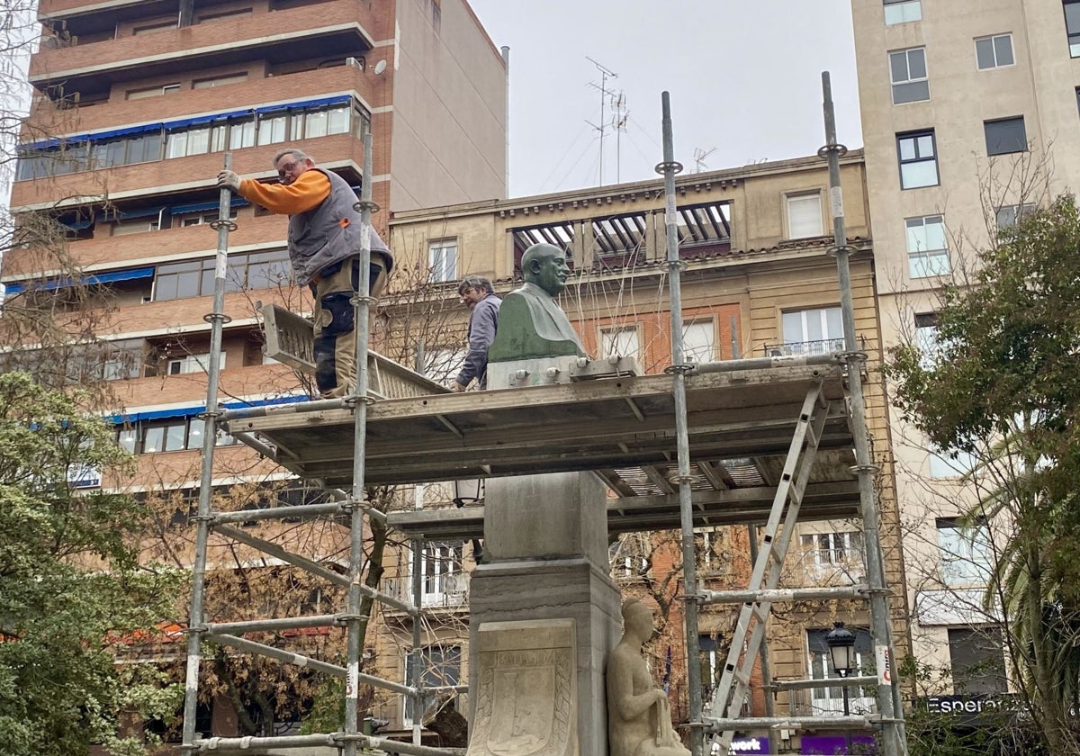 Retirada de andamios de la escultura, este martes por la mañana.