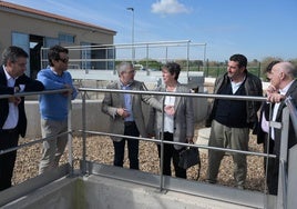 El secretario de Estado de Medio Ambiente, Hugo Morán (tercero por la izquierda) en la visita a la depuradora de Villagonzalo, con técnicos de la CHG y su presidente, Samuel Moraleda (primero por la derecha).