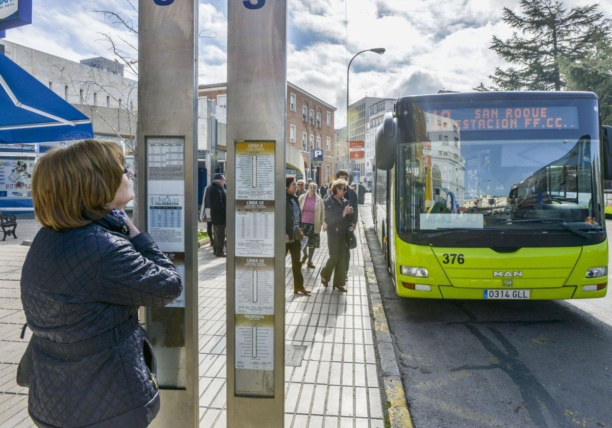 Parada de autobús urbano en el centro de Badajoz.