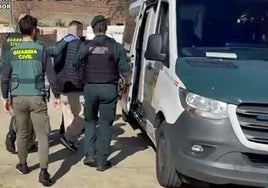 La Guardia Civil, durante el arresto del vecino de Peñalsordo acusado de corrupción de menores.