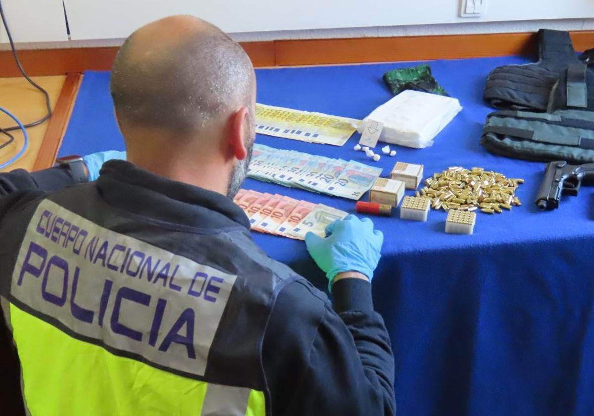 La Policía Nacional incauta a los detenidos más de 1 kilo de cocaína, un arma, chalecos antibala, munición y dinero en efectivo