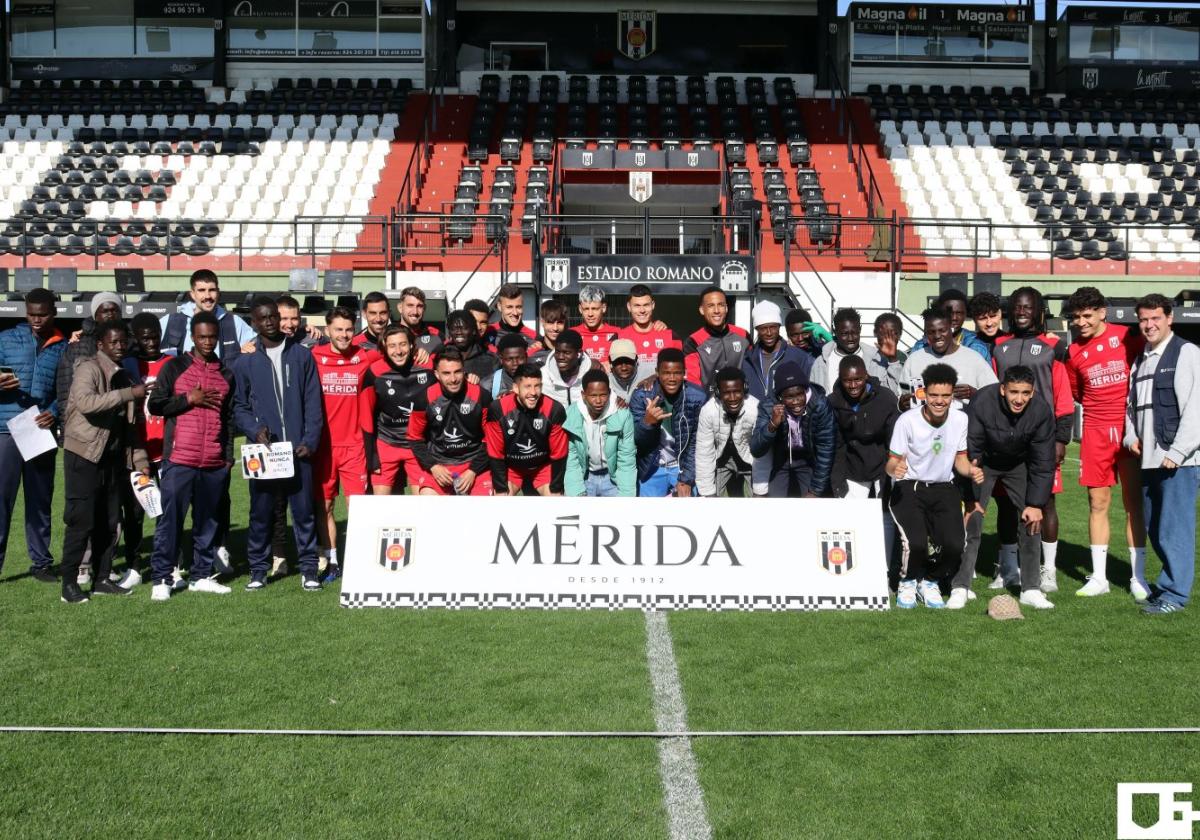 Los jóvenes de ACCEM Mérida en el césped del Romano.