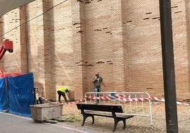 Los operarios trabajando ayer en la pared exterior del Museo.