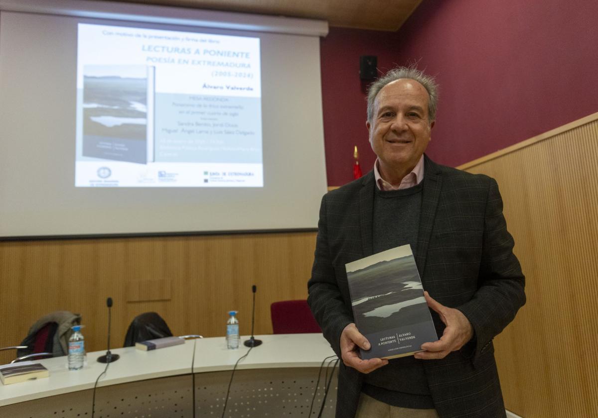 Álvaro Valverde con el ejemplar de su libro en las manos.