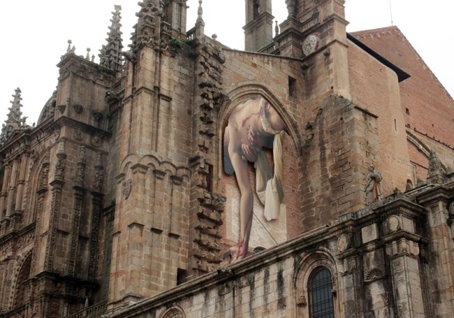 Muro que conecta las dos catedrales de Plasencia en la actualidad con obra de Brea desde febrero.