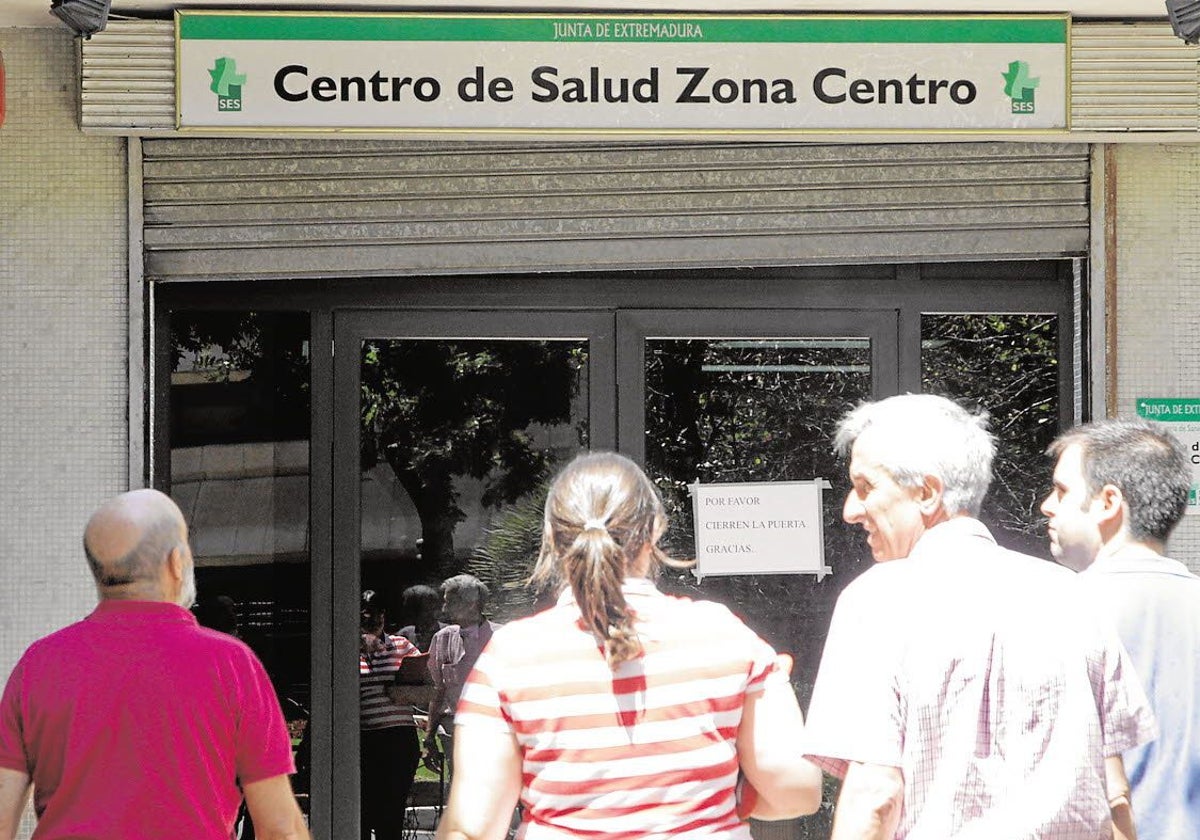 El centro de salud Zona Centro cuando estaba en la plaza Alféreces Provisionales, al inicio de Hernán Cortés.