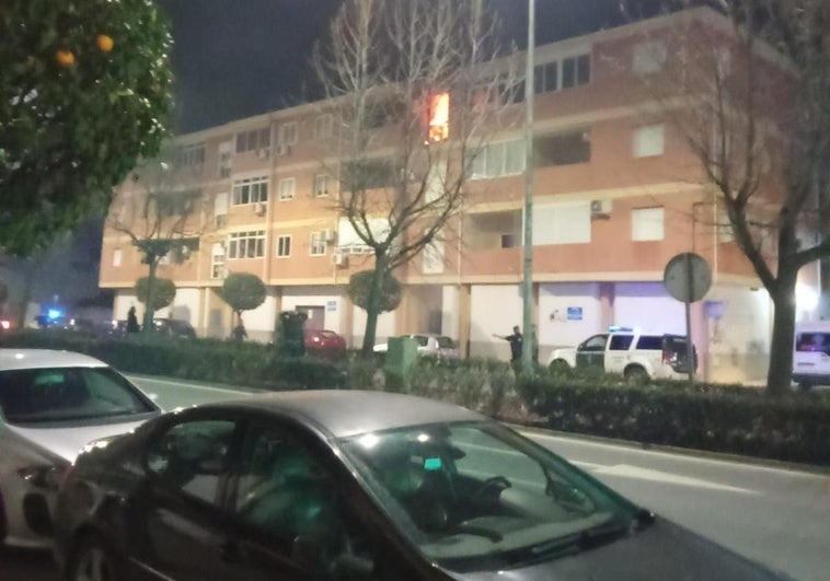 El incendio se ha registrado en un piso ubicado en la tercera planta.