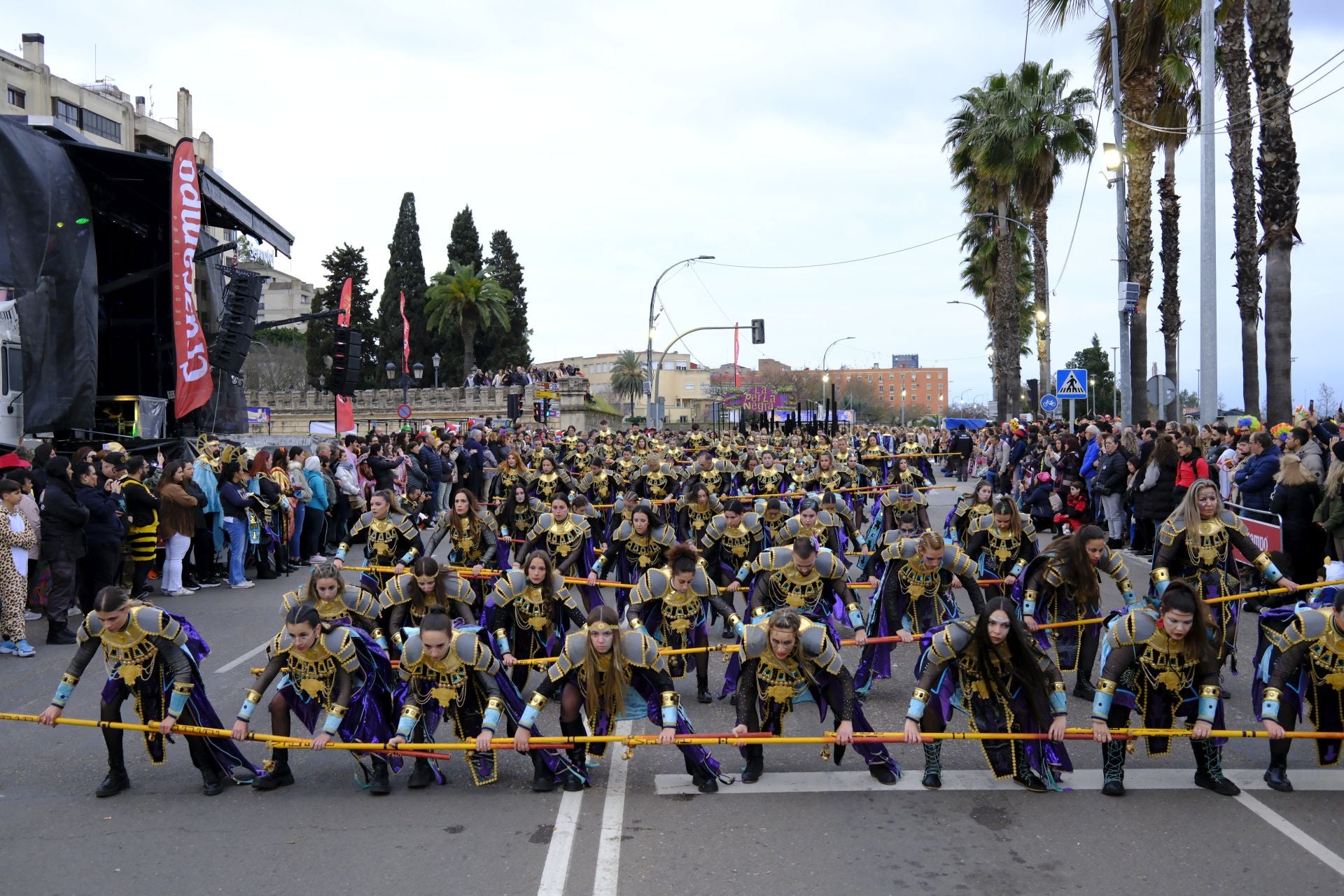 El desfile de comparsas de este sábado en el Carnaval de Badajoz 2025, en imágenes