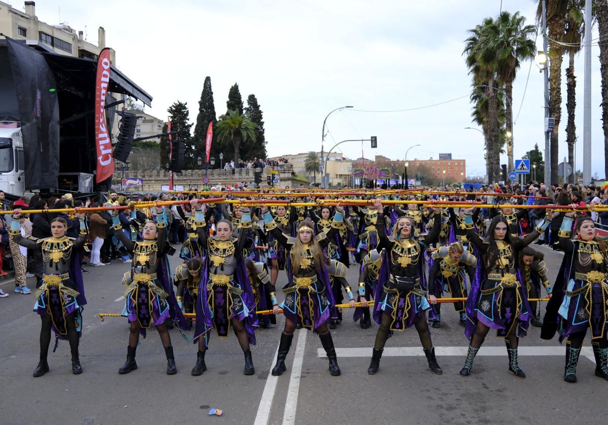 El desfile de comparsas de este sábado en el Carnaval de Badajoz 2025, en imágenes