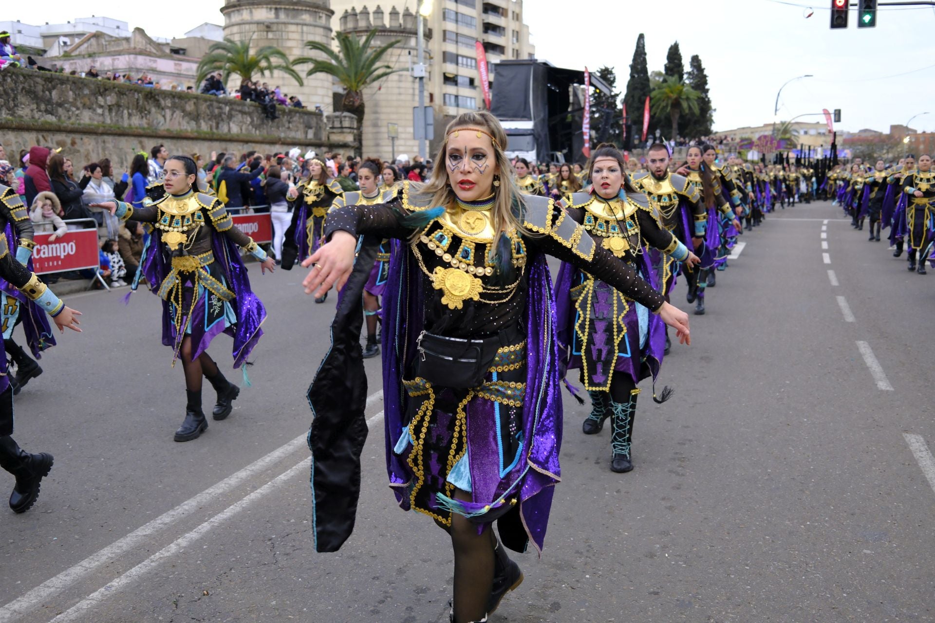 El desfile de comparsas de este sábado en el Carnaval de Badajoz 2025, en imágenes