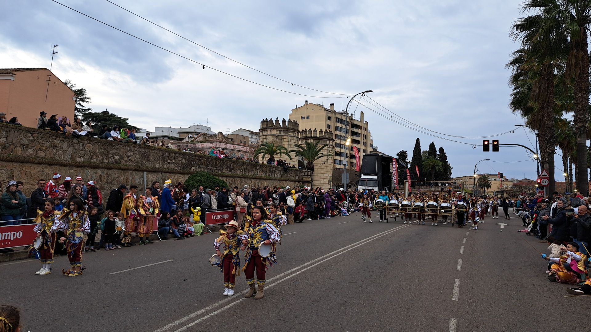 El desfile de comparsas de este sábado en el Carnaval de Badajoz 2025, en imágenes