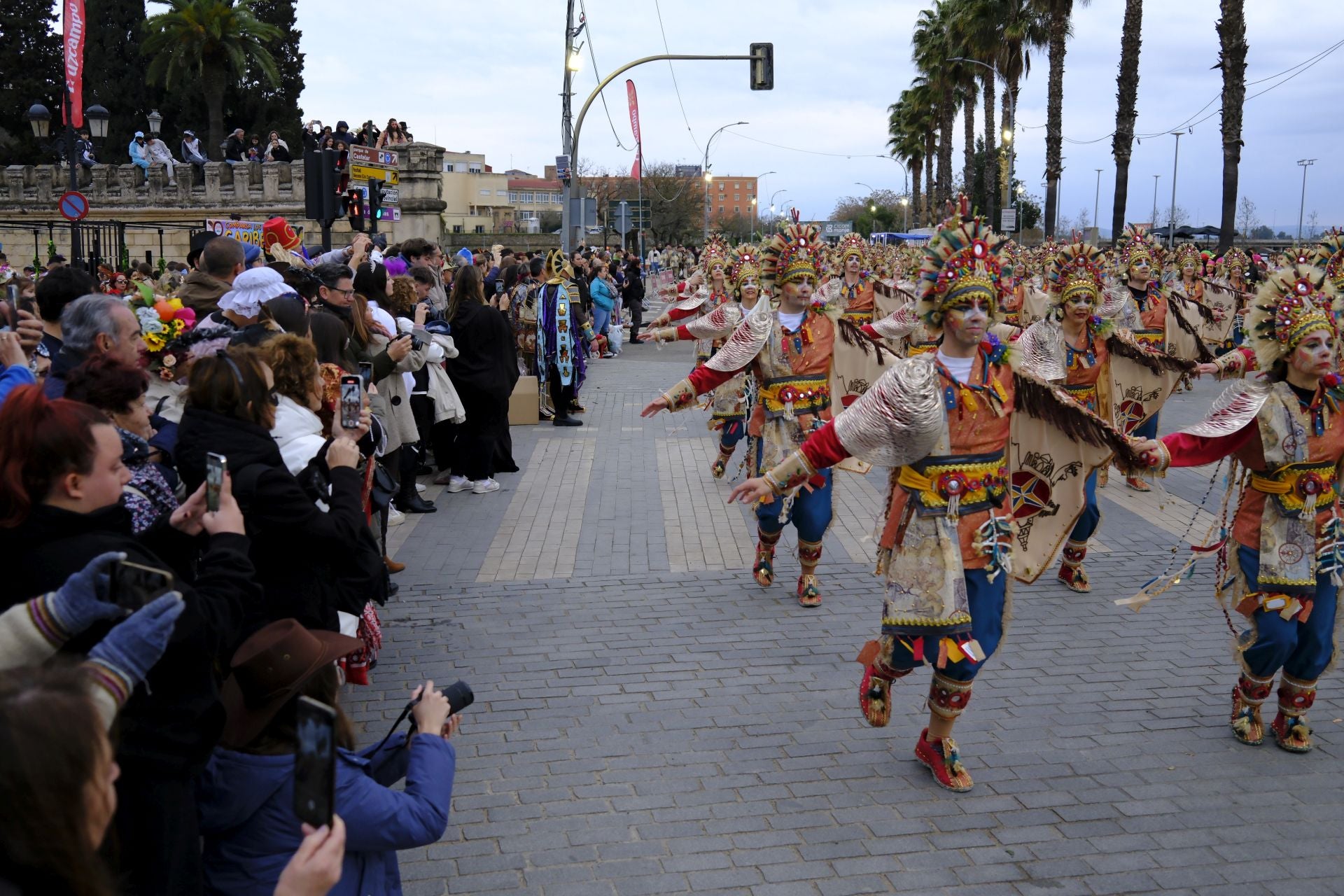 El desfile de comparsas de este sábado en el Carnaval de Badajoz 2025, en imágenes