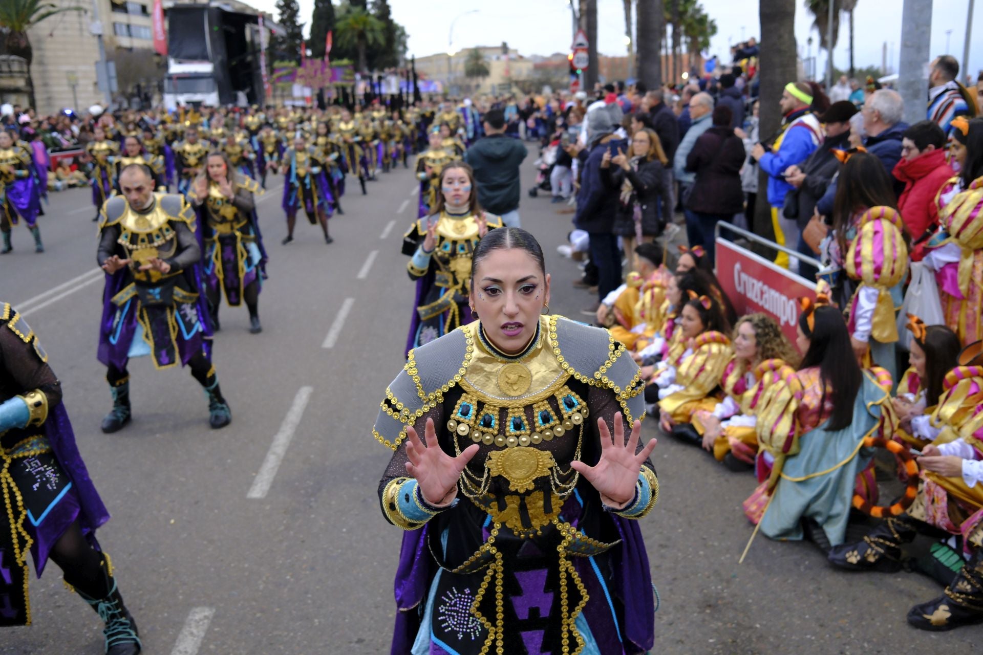 El desfile de comparsas de este sábado en el Carnaval de Badajoz 2025, en imágenes