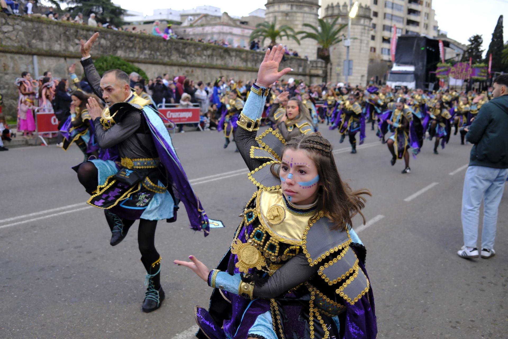 El desfile de comparsas de este sábado en el Carnaval de Badajoz 2025, en imágenes