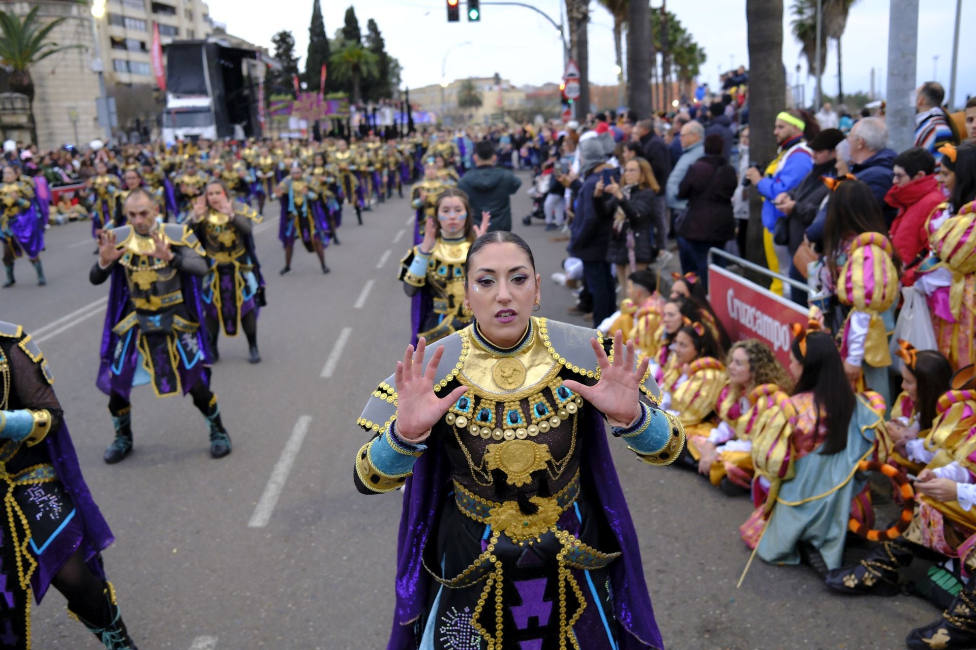 El desfile de comparsas de este sábado en el Carnaval de Badajoz 2025, en imágenes