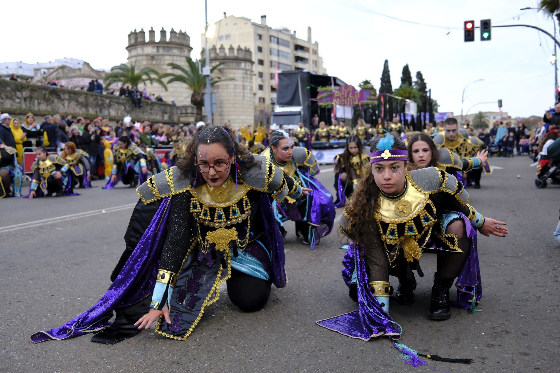 El desfile de comparsas de este sábado en el Carnaval de Badajoz 2025, en imágenes