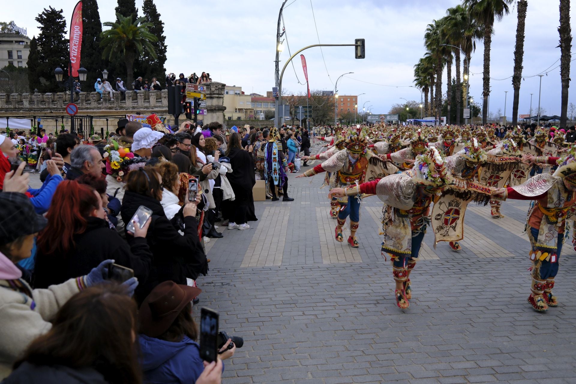 El desfile de comparsas de este sábado en el Carnaval de Badajoz 2025, en imágenes