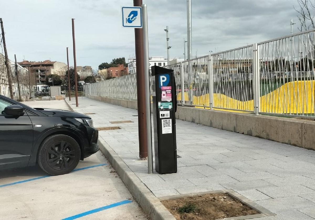 Acera con zona azul de pago para pagar en la Ciudad de la Infancia.