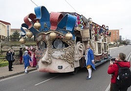 Fotos | Así ha sido el desfile de artefactos del Carnaval de Badajoz 2025