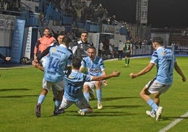 Los jugadores del Coria celebran un gol de Chavalés.