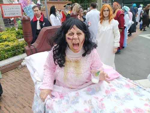 En carnaval todo es posible. La chica de la curva y la niña del exorcista han hecho pandilla.