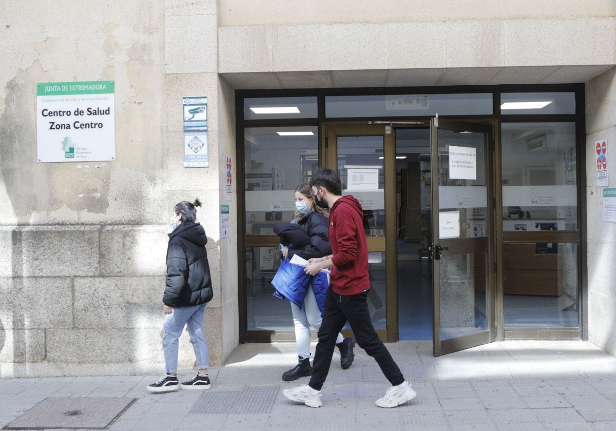 Entrada al centro de salud Zona Centro en su actual ubicación del antiguo Hospital Provincial.