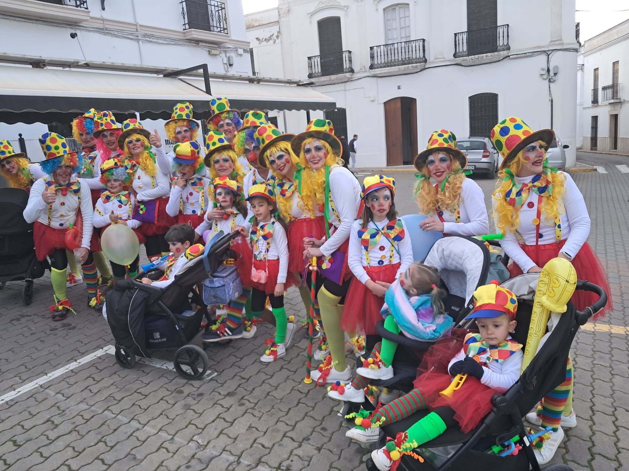 Menos participación pero más humor en el desfile de Los Santos de Maimona