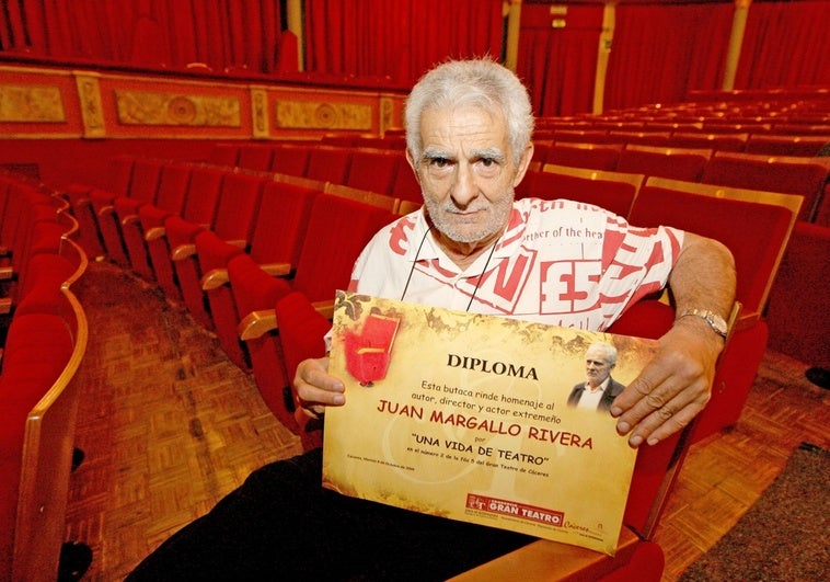 Juan Margallo tiene un asiento con su nombre en el Gran Teatro de Cáceres, su ciudad natal. Imagen de archivo del homenaje que le brindó el recinto en 2009.